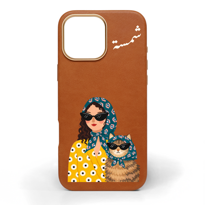 هي والقط - كفر جلد مرسوم يدويًا